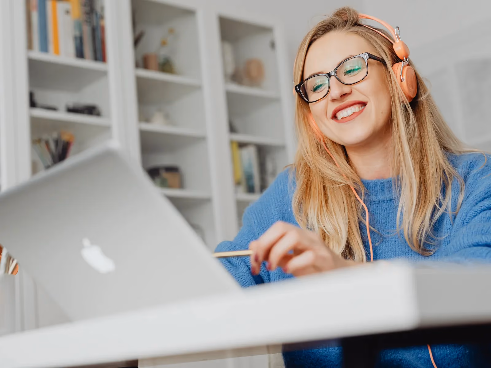 Frau lächelt und schaut in den Laptop