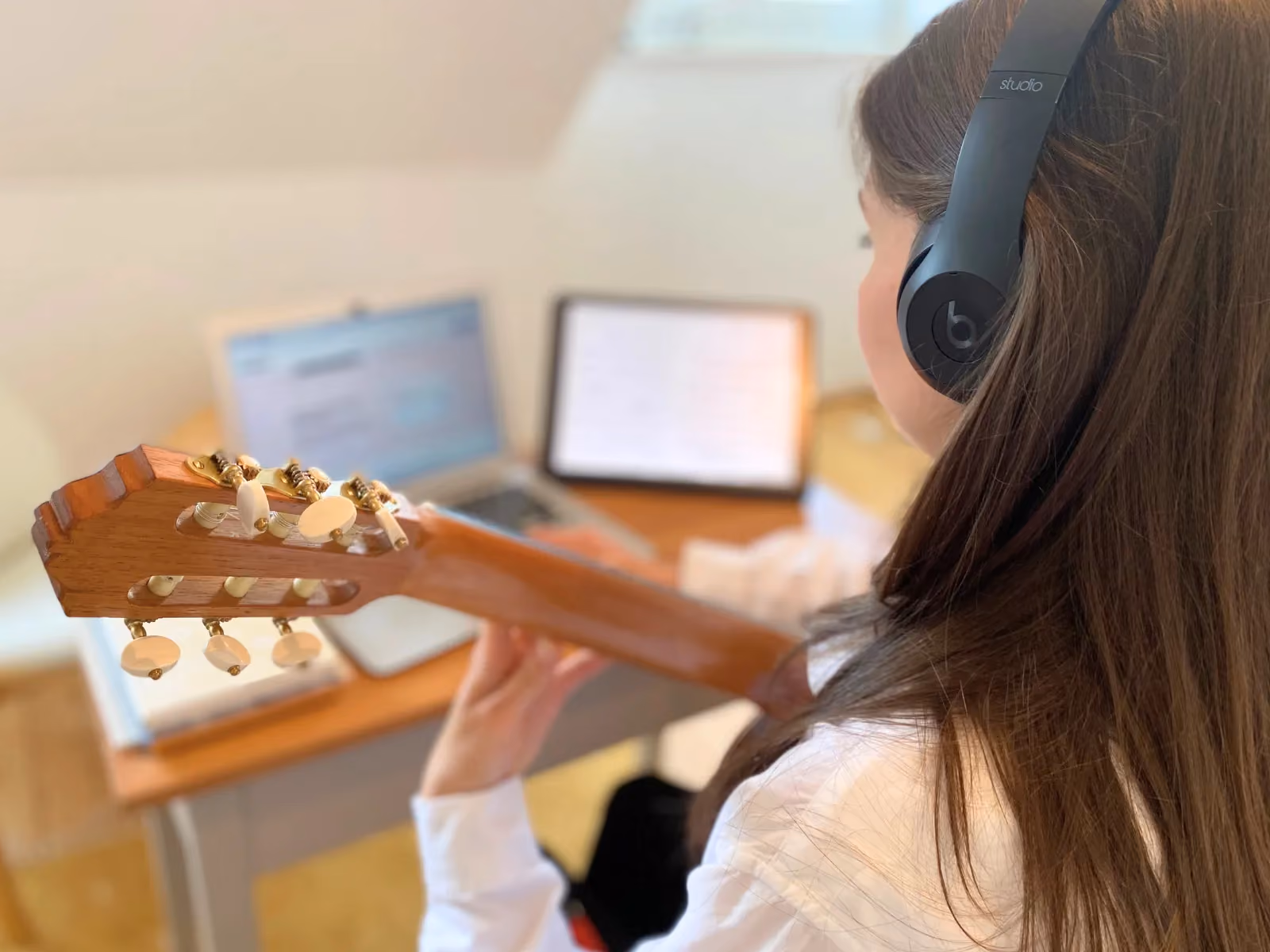 Gitarrenlehrerin unterrichtet online