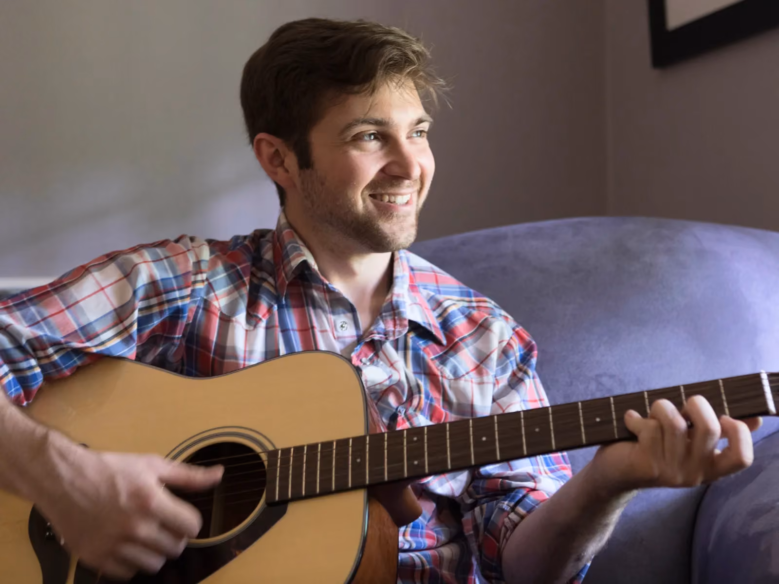 Mann spielt Gitarre
