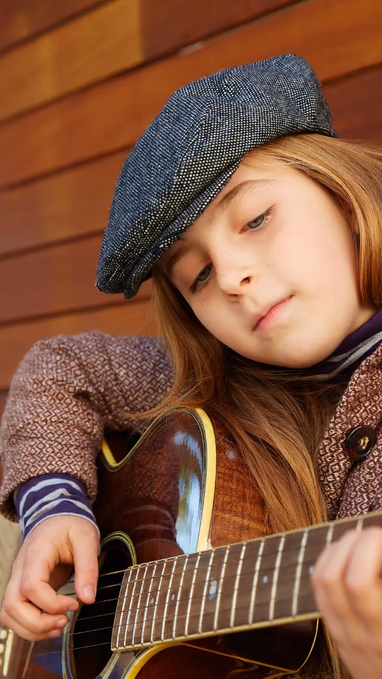 Kind spielt Gitarre