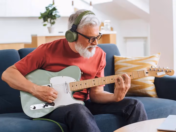 Mann spielt E-Gitarre