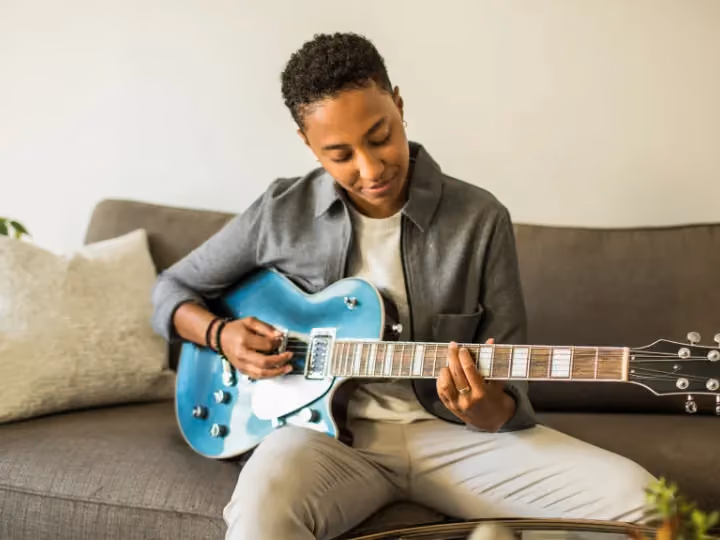 Frau spielt E-Gitarre