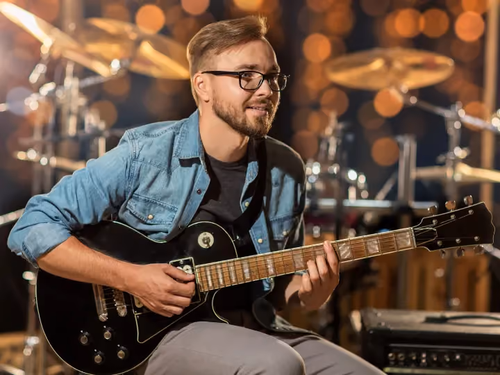 Mann spielt E-Gitarre