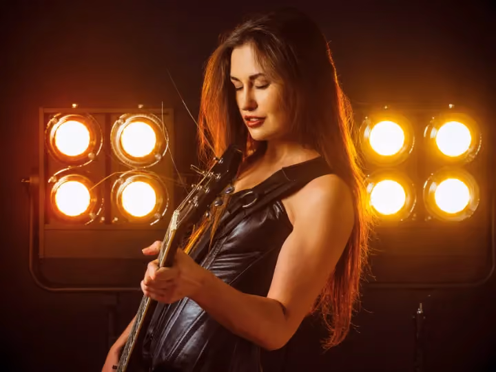 Frau spielt E-Gitarre