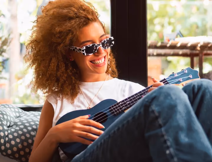 Frau spielt Ukulele