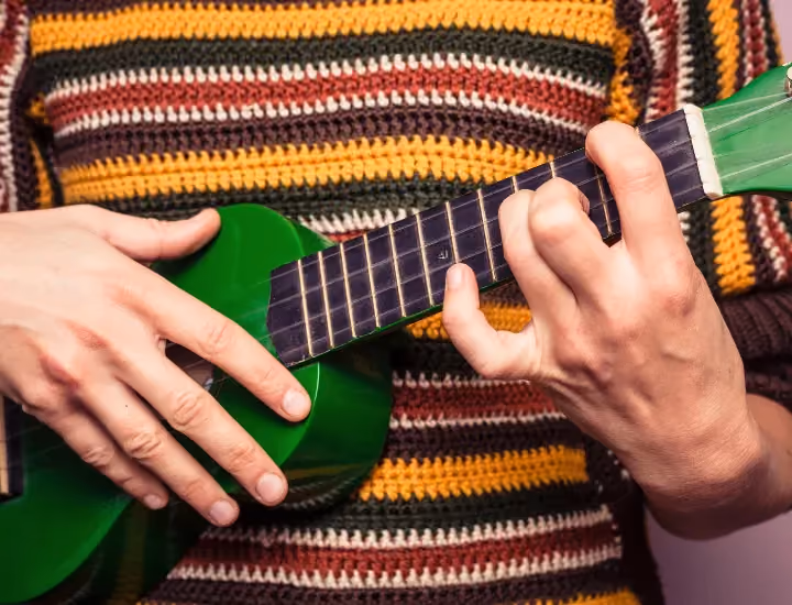 Frau hält eine Ukulele in der Hand