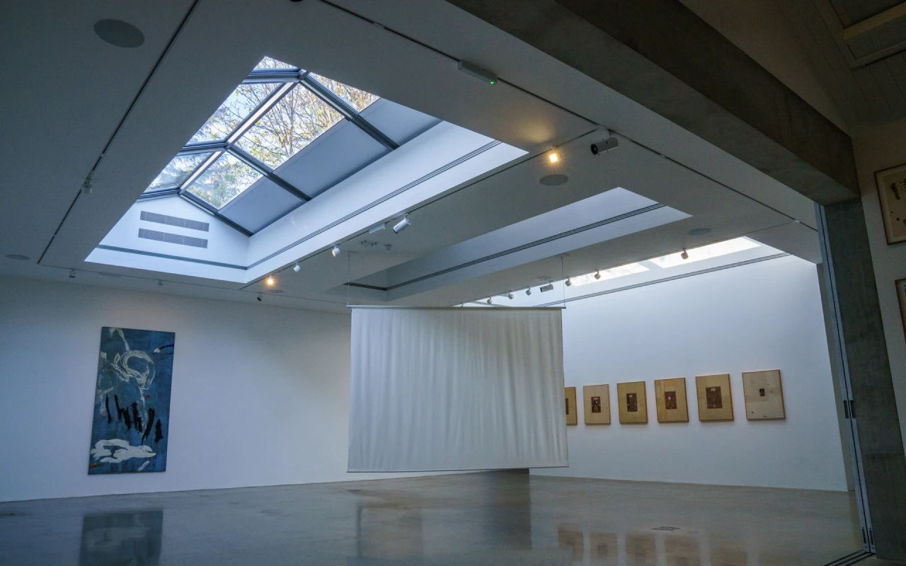 GRANTS CASE Prestigious London Art Gallery with Dual Concealed Blinds