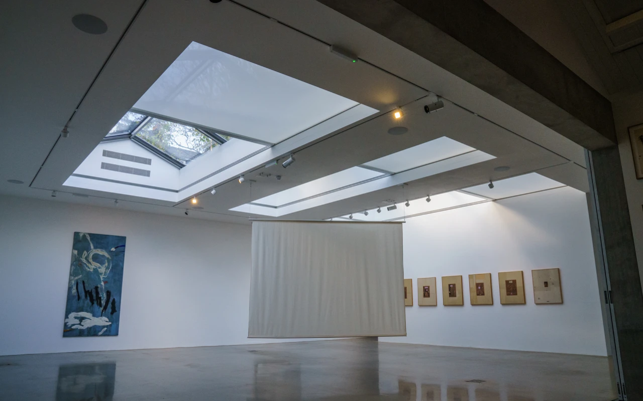 GRANTS CASE Prestigious London Art Gallery with Dual Concealed Blinds