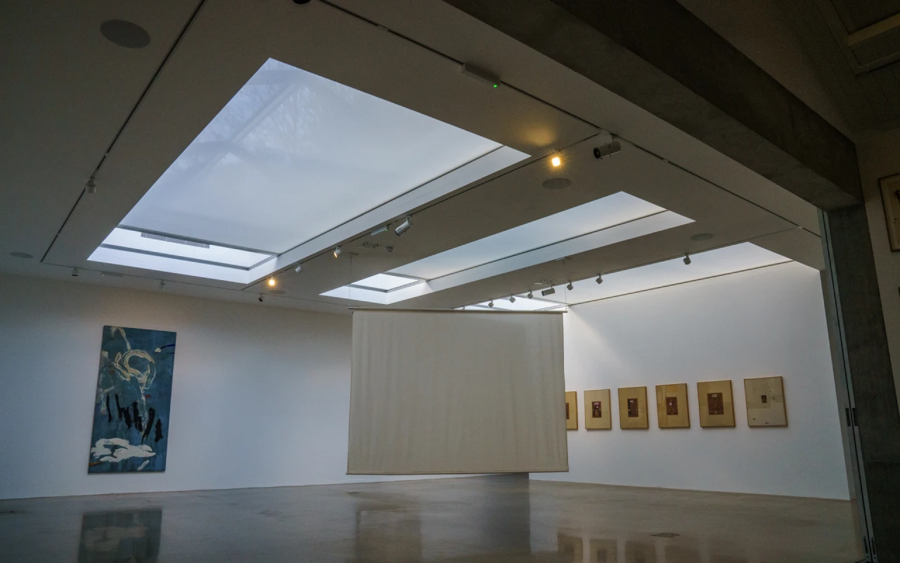 GRANTS CASE Prestigious London Art Gallery with Dual Concealed Blinds
