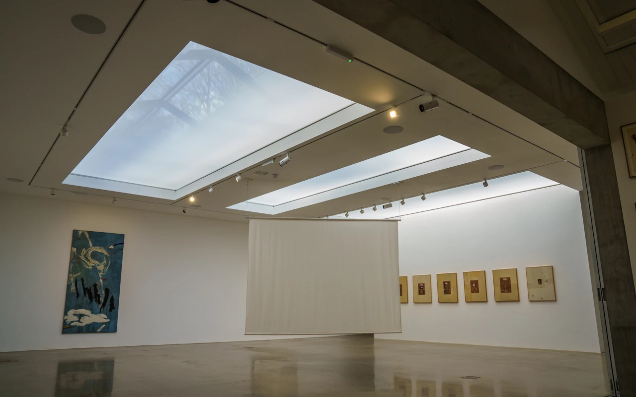 GRANTS CASE Prestigious London Art Gallery with Dual Concealed Blinds