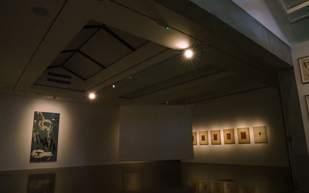 GRANTS CASE Prestigious London Art Gallery with Dual Concealed Blinds