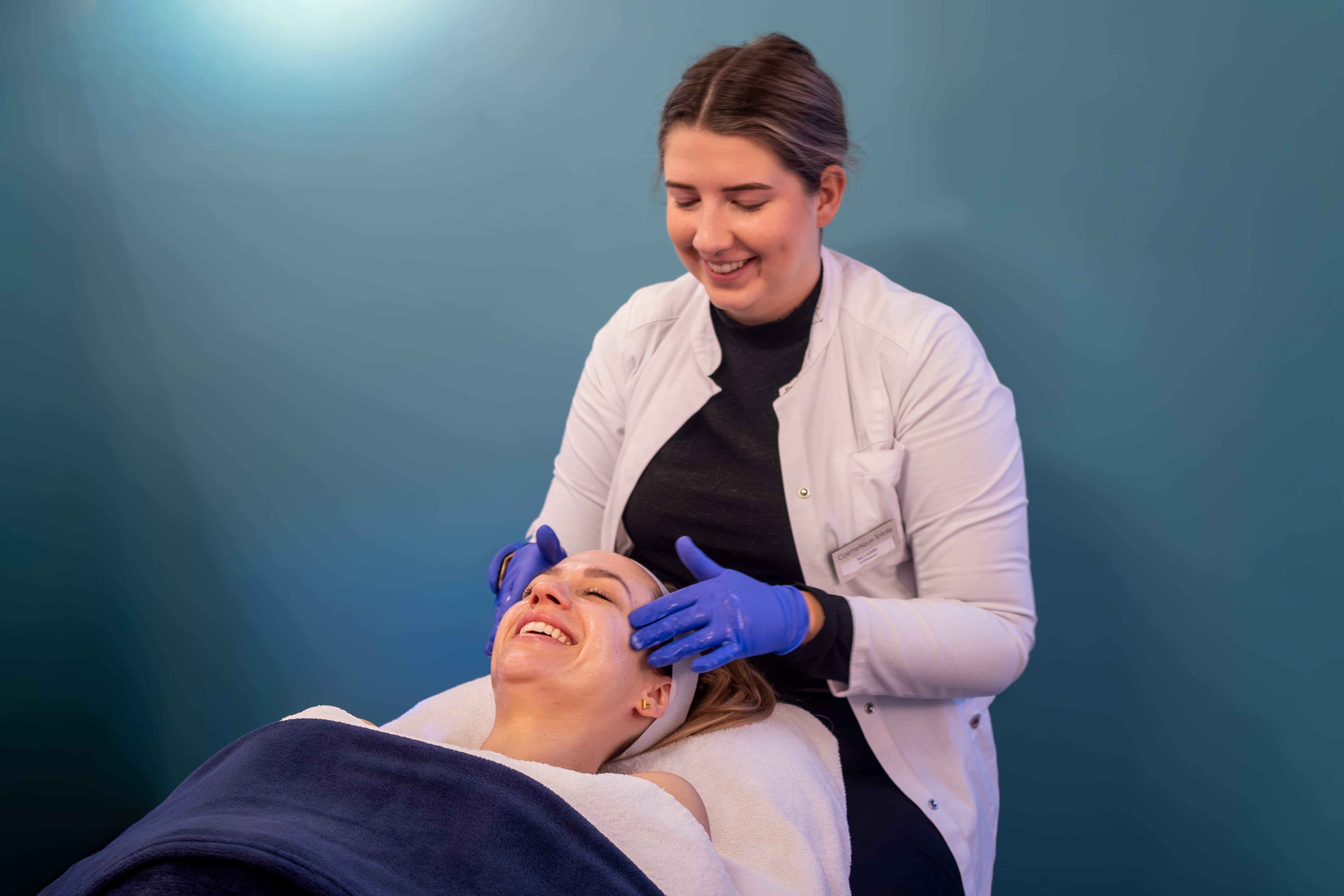 Microneelding PDRN uitgevoerd door huidtherapeut