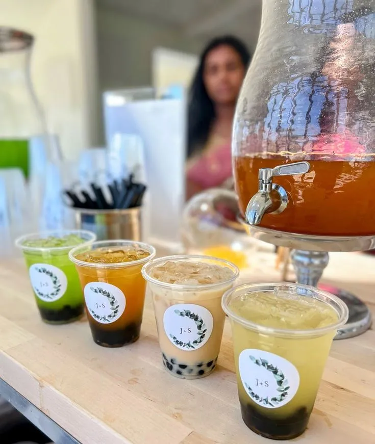 Invitados disfrutando de Bubble Tea en una boda en Barcelona