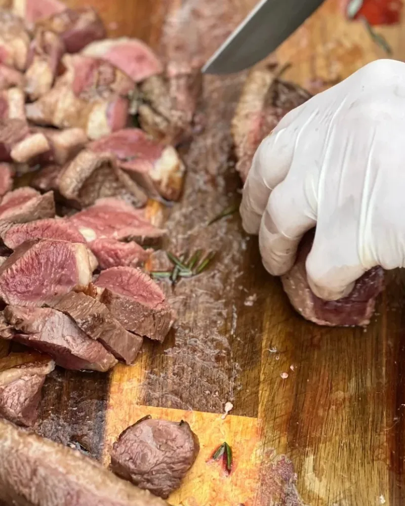 Catering de barbacoa con ensalada y patatas a la brasa.
