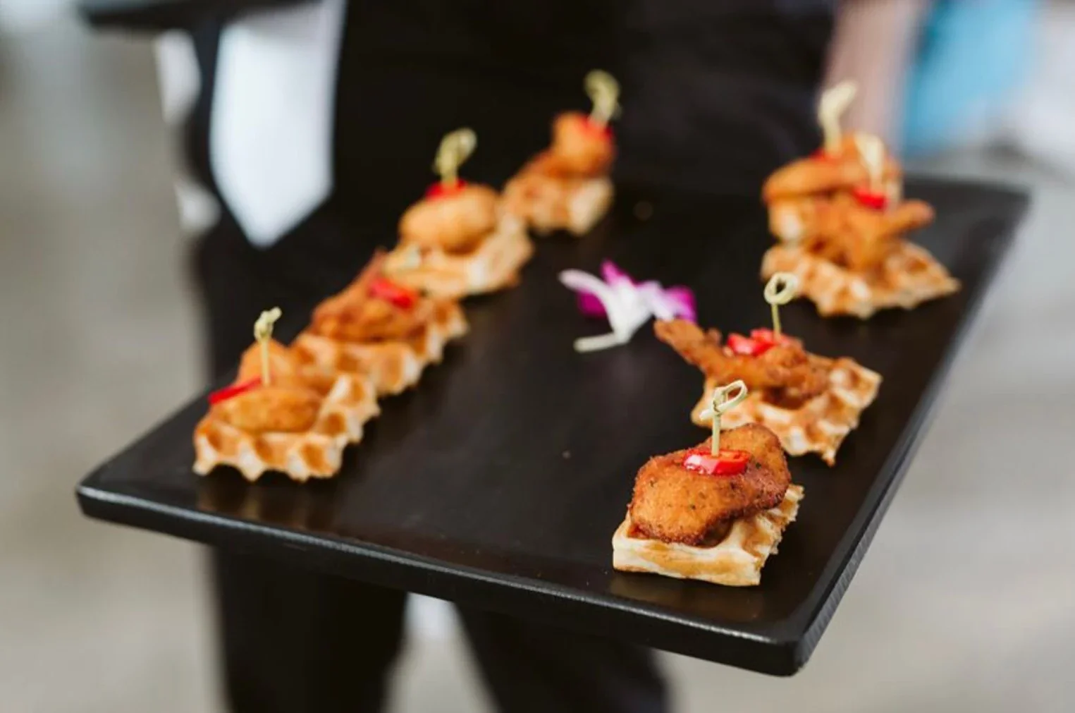 Mesa de buffet en barcelona decorada con tapas variadas, ideal para eventos corporativos o bodas