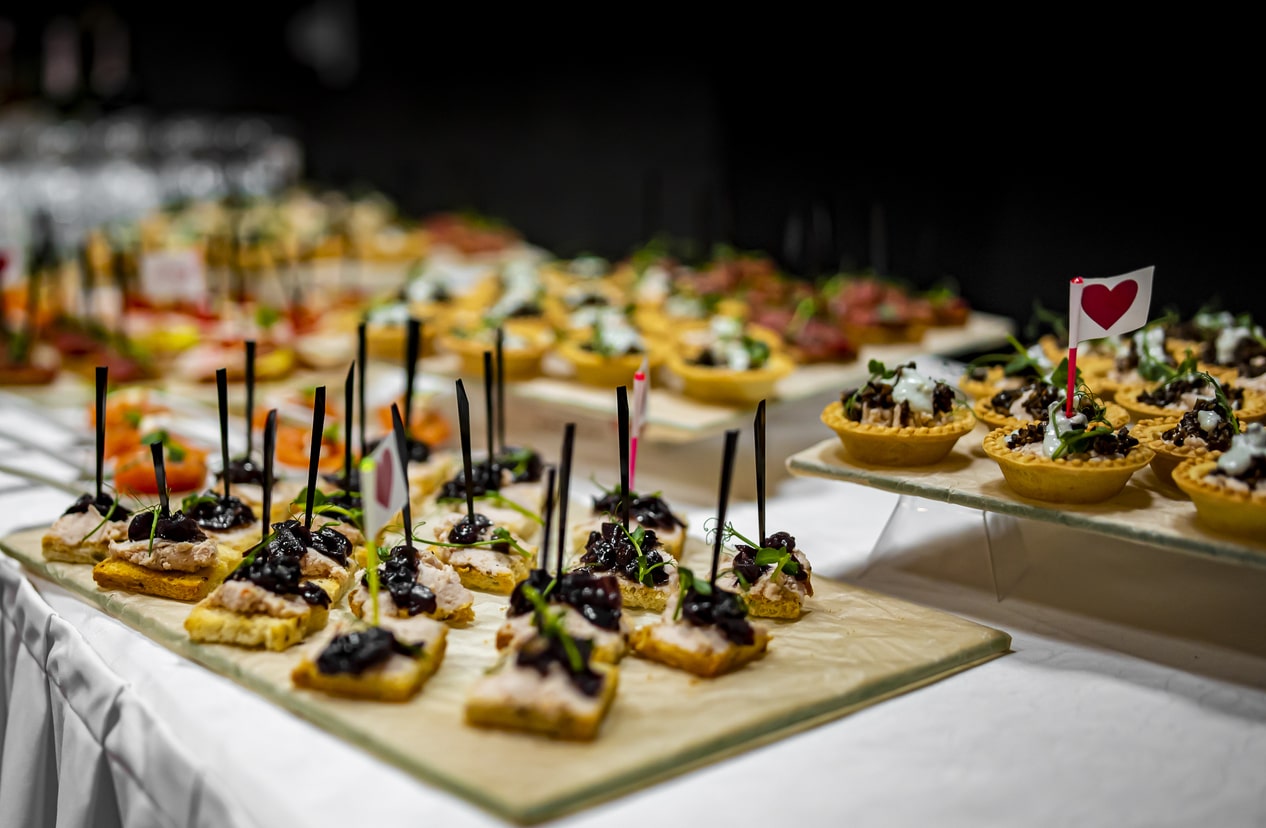 Budget-friendly catering in Barcelona, featuring options such as traditional tapas, live pizza stations, and gourmet pica pica, ideal for low-cost events.