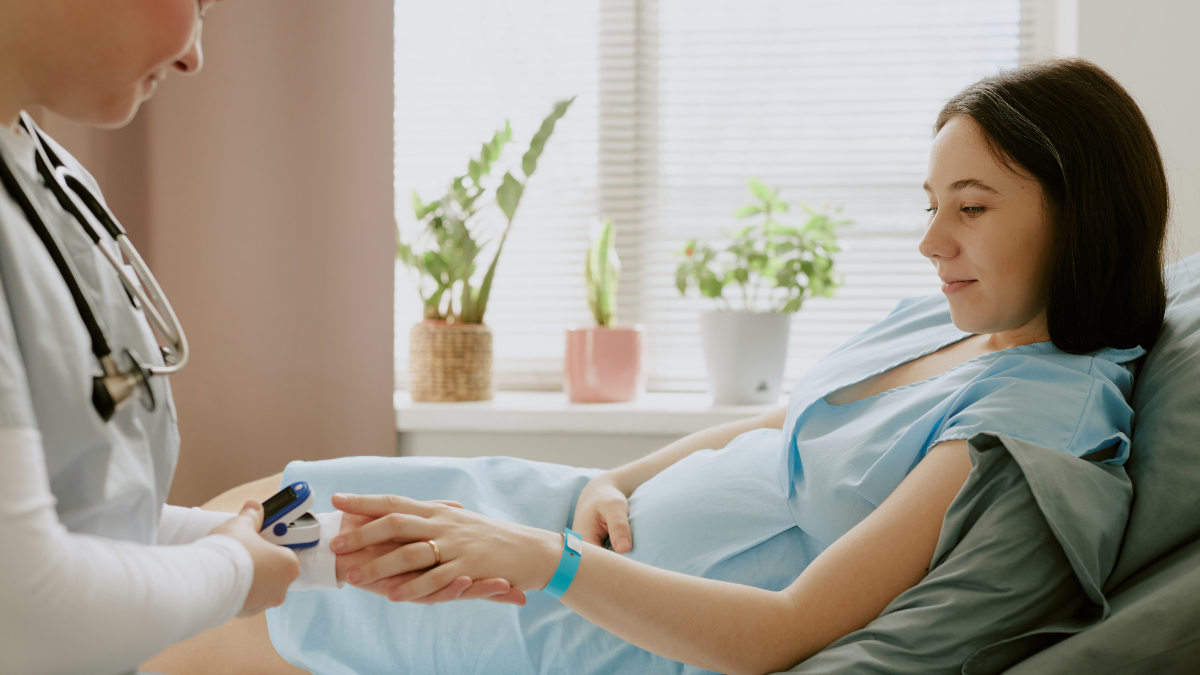 A picture of an obgyn with a patient.