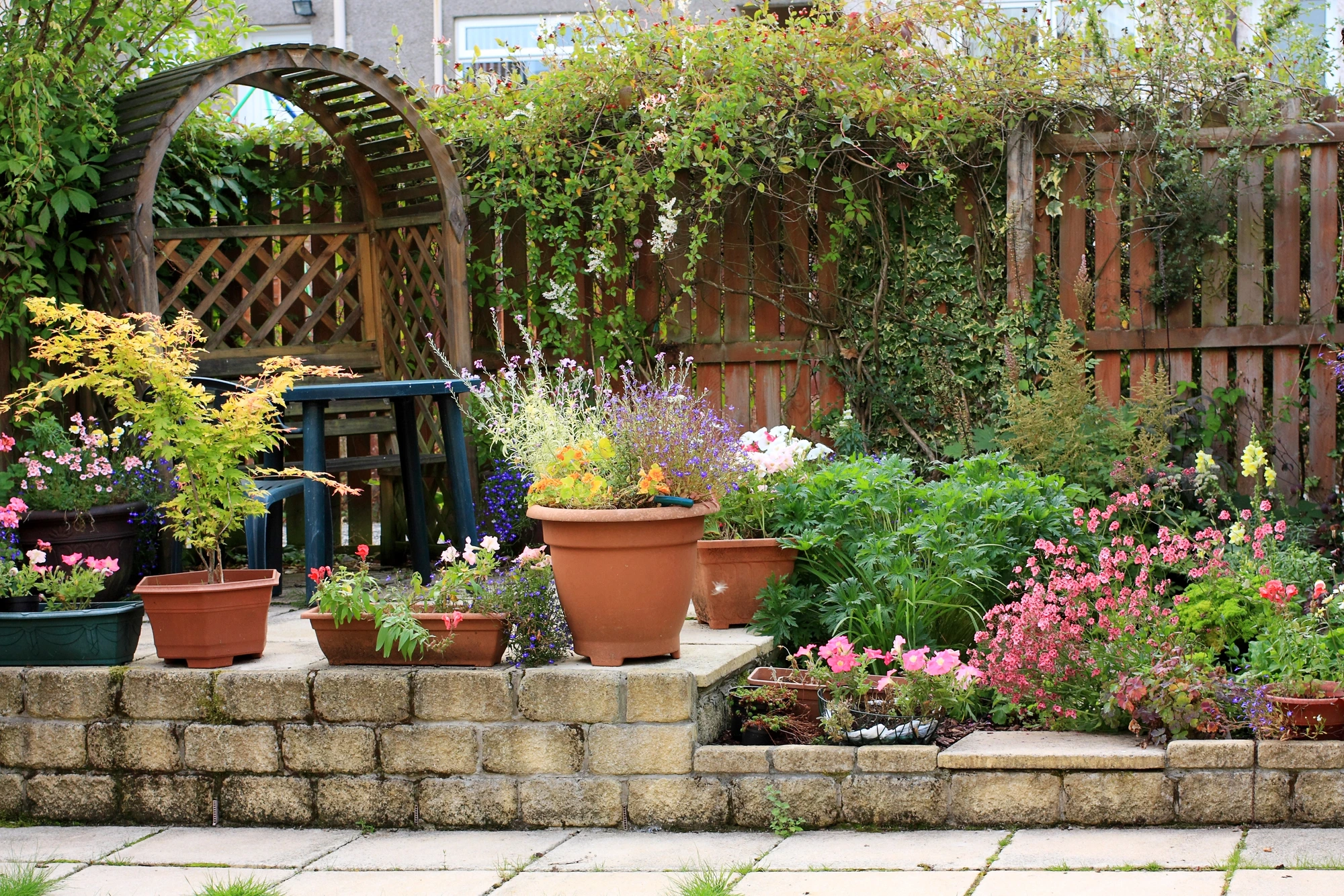 lush patio with outdoor accessories in Palm Beach Gardens