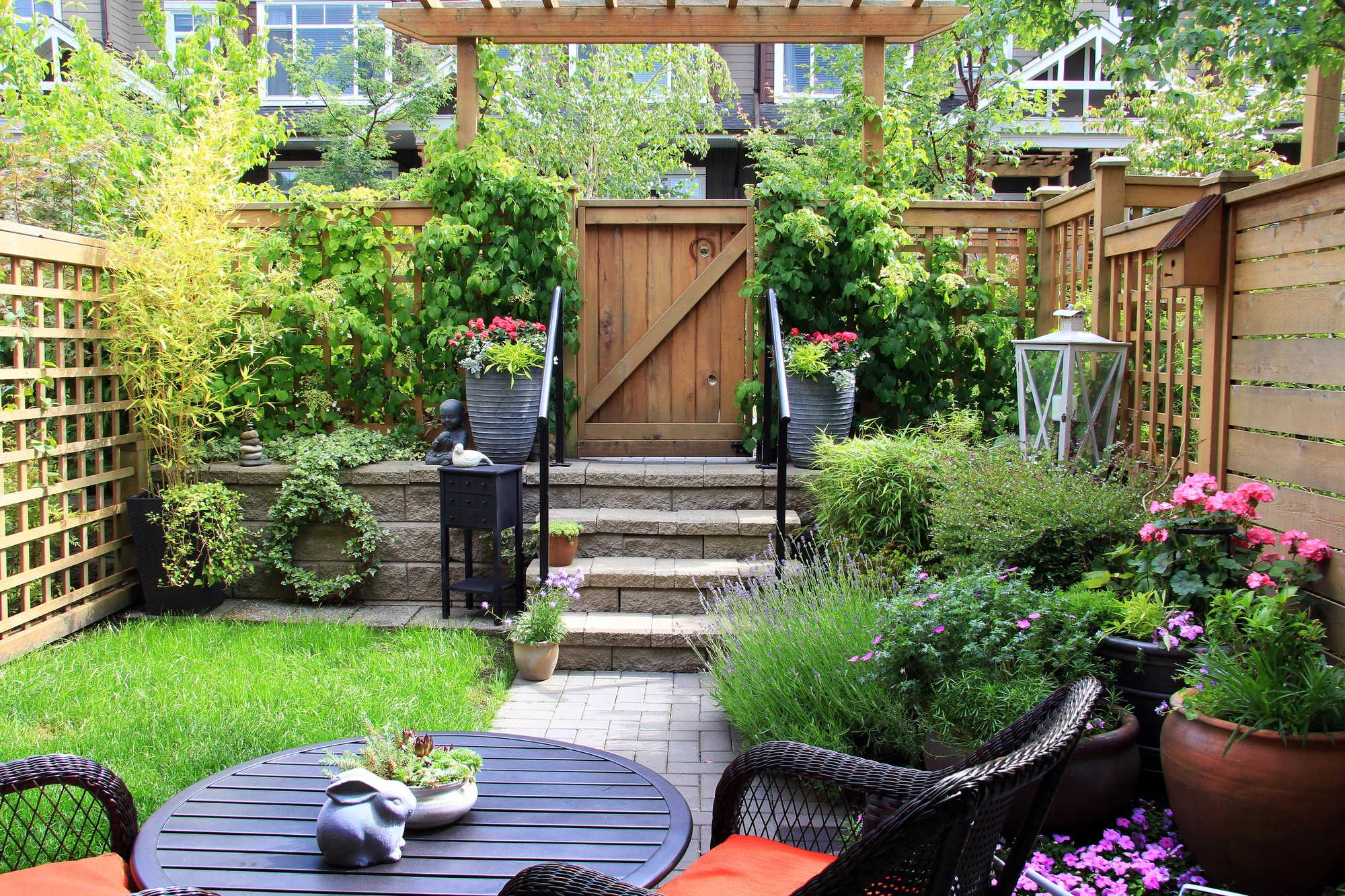 lush garden with outdoor accessories in Jupiter