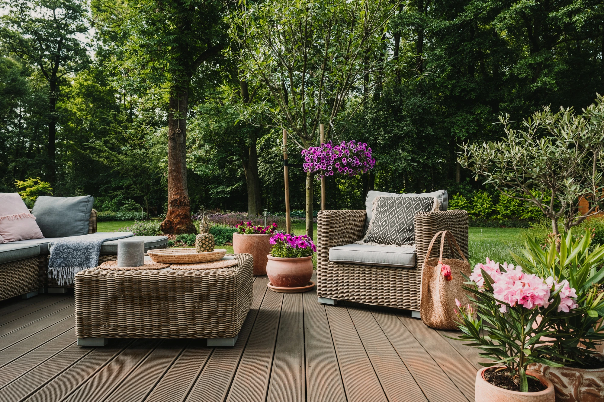 modern patio with outdoor accessories in Palm Beach Gardens