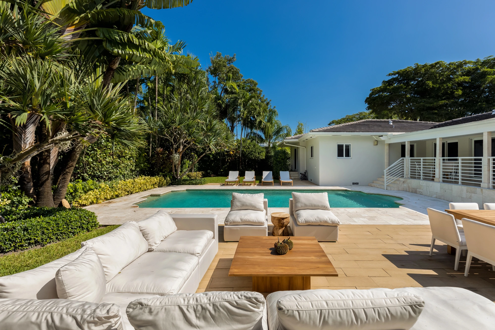 outdoor dining furniture set in Fort Lauderdale next to pool