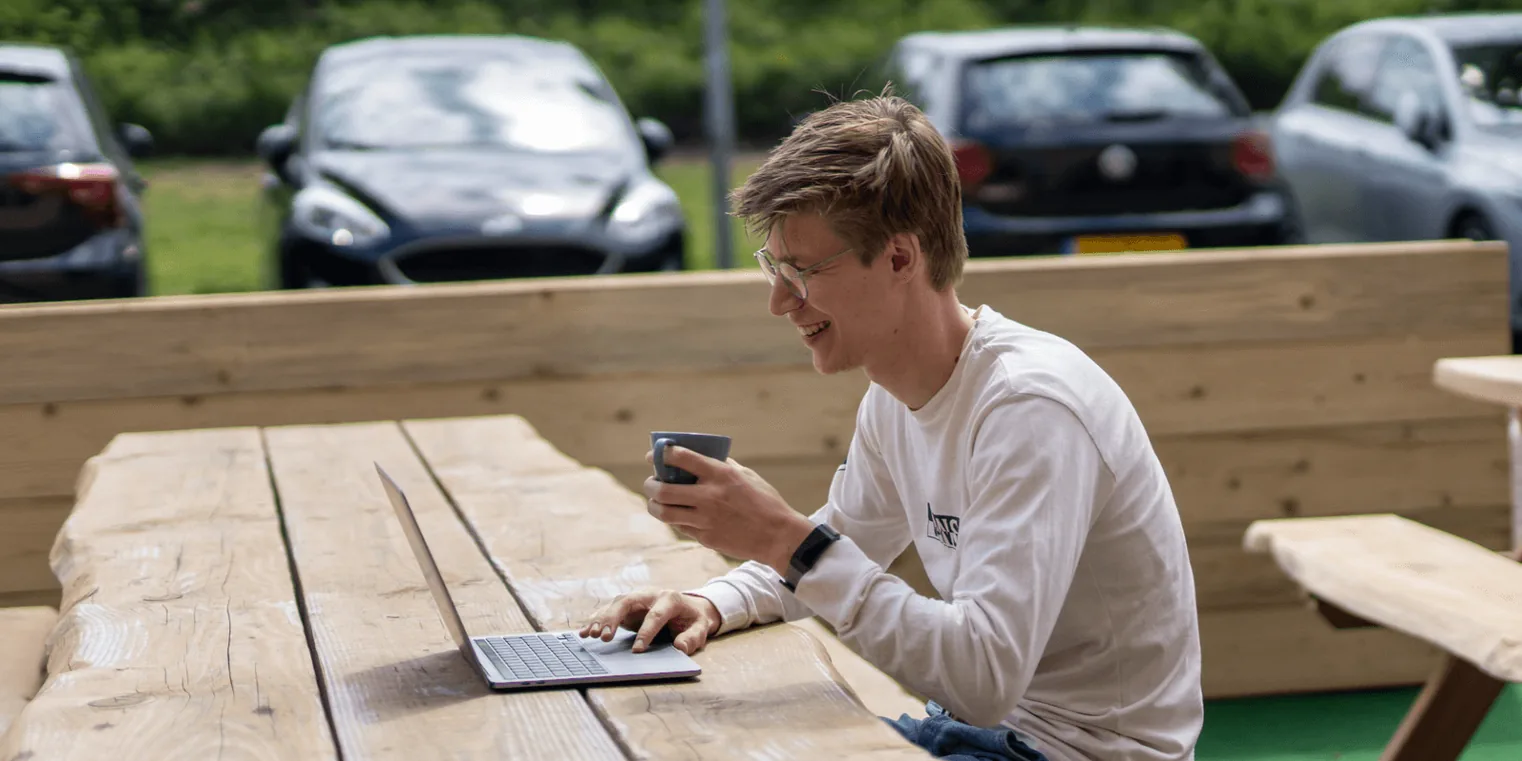 Een foto van Jorrit Meijer aan de lunchtafel met een laptop en koffie