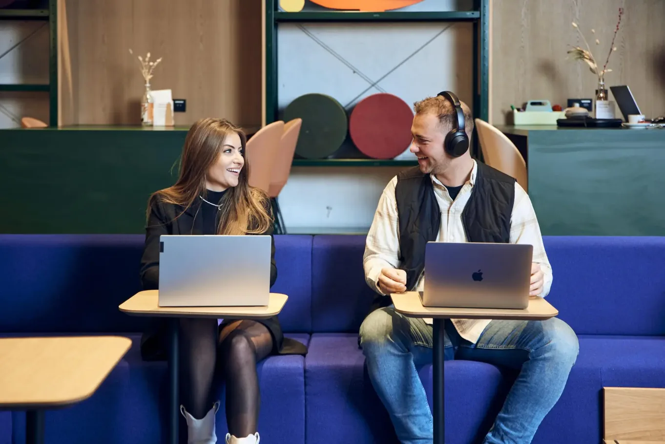 Een foto van een vrouw voor een whiteboard die iets uitlegt een een man die voor het bord zit met een laptop. Daarover staat het logo en een quote van Solid Professionals 
