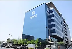 https://upload.wikimedia.org/wikipedia/commons/thumb/9/95/Bajaj_Finserv_Head_Office%2C_Pune.jpg/250px-Bajaj_Finserv_Head_Office%2C_Pune.jpg