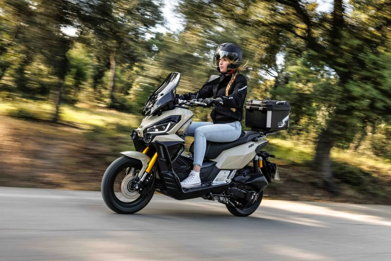 MOTOR 16: MITT ADV PRO 125, solo 3.095 euros por un scooter de 125 crossover con TFT y control de tracción