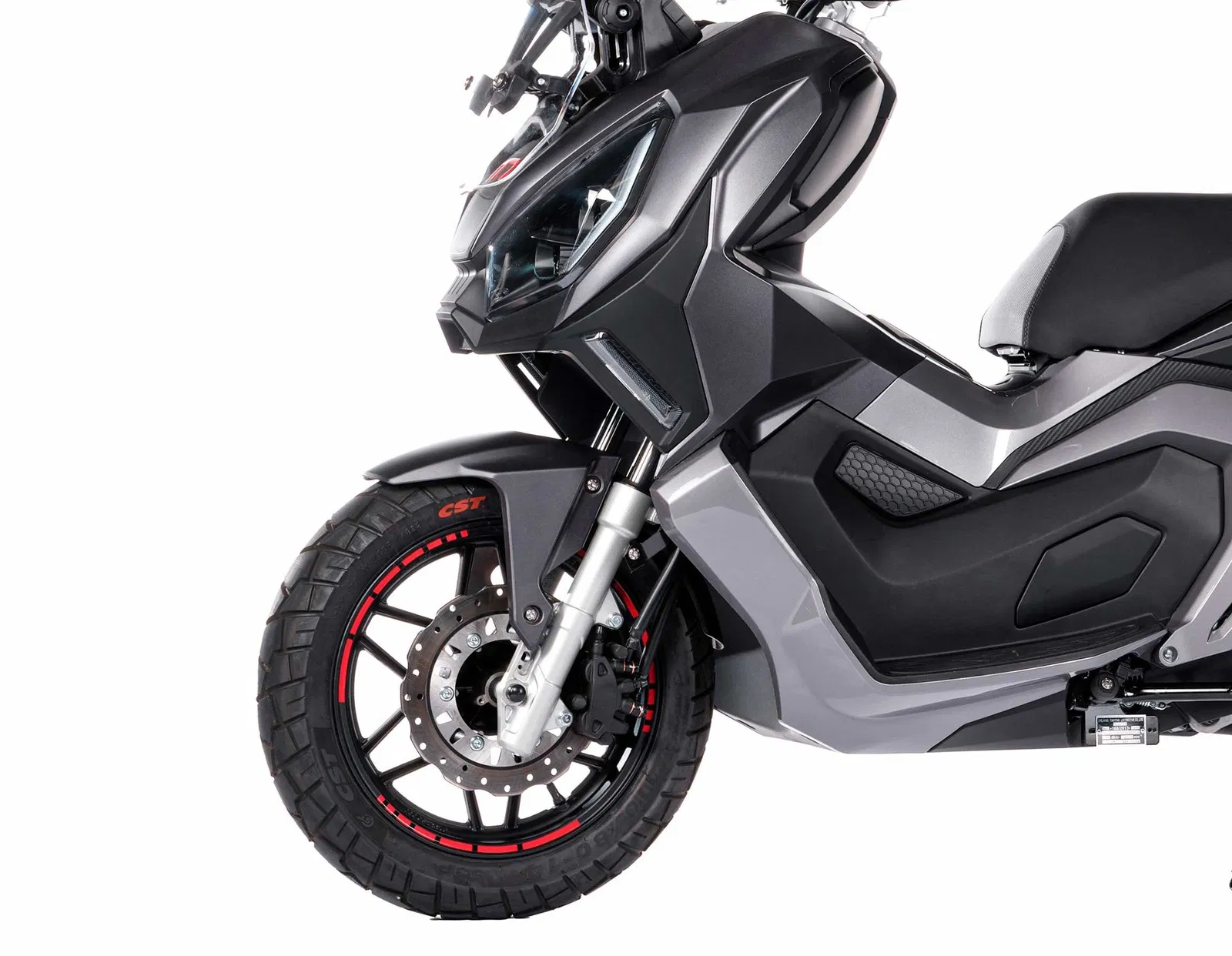 DIARIO MOTOR: Consume 2,5 a los 100km y quiere ser todoterreno adventure, pero es una scooter 125 barata ideal para ciudad