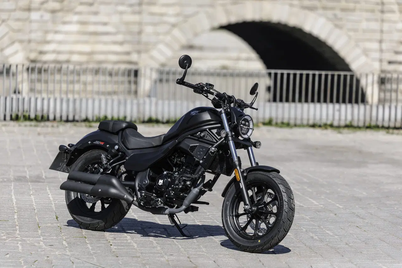DIARIO MOTOR: La custom perfecta para iniciarse cuesta menos de 3.000 € y es 125, española, con ABS, 15 CV y refrigeración líquida