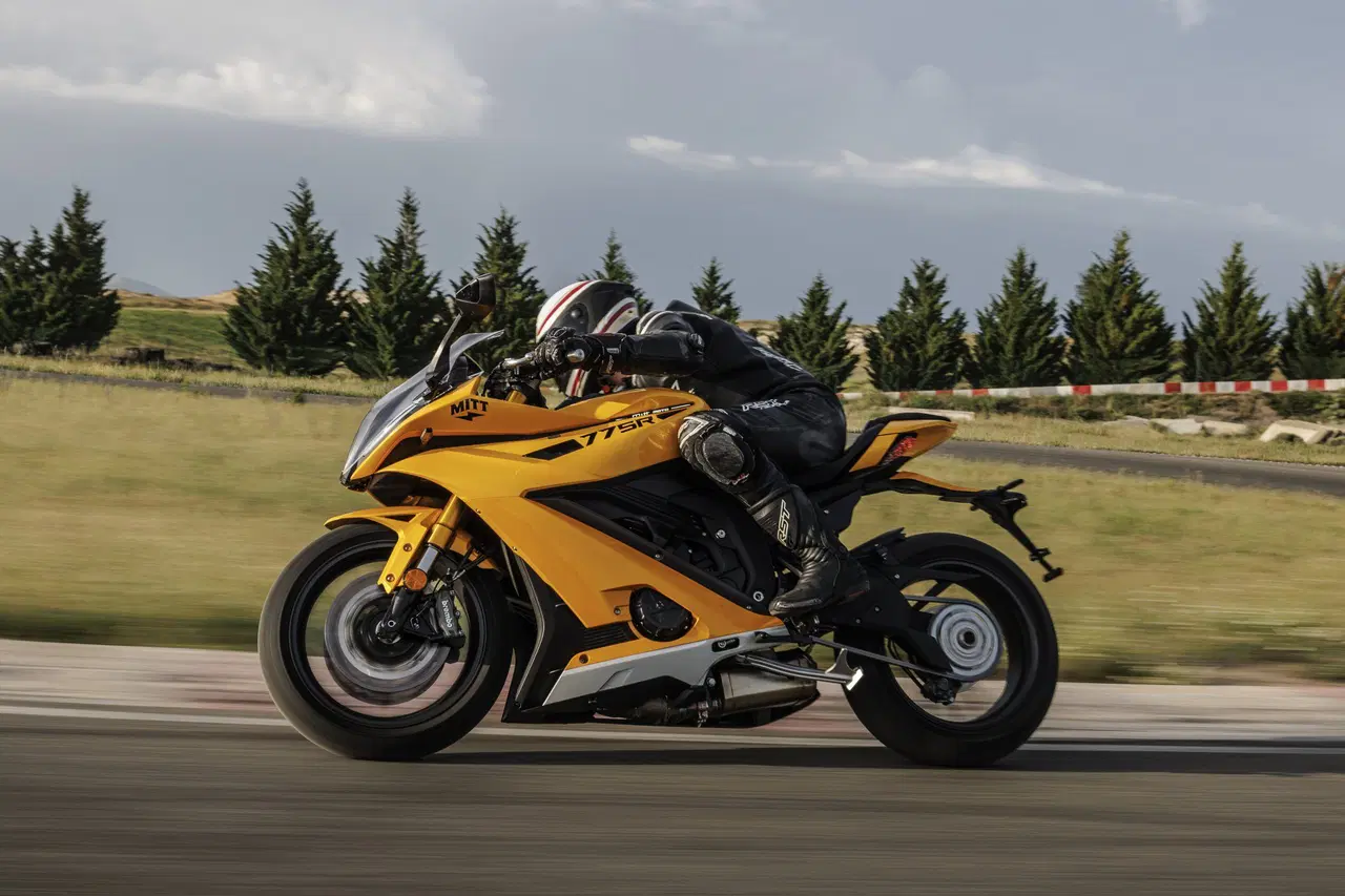 DIARIO MOTOR: Española, bicilíndrica y barata, así es la moto deportiva a precio de scooter de 300 que te gustaría tener en el garaje