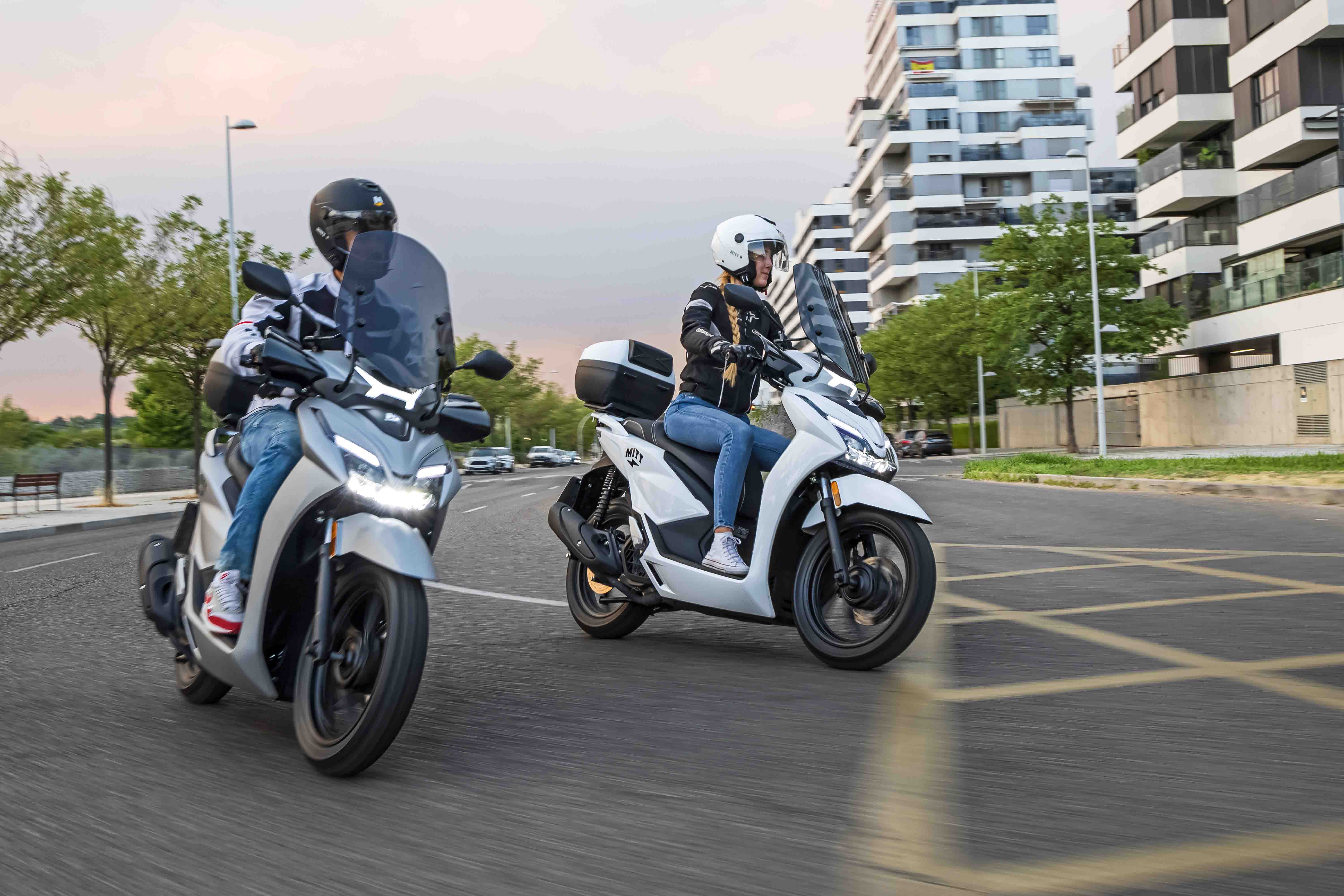 MOTOFICHAS: MITT lanza un scooter de 125 con 15 CV, rueda alta y radar por 2.595 euros