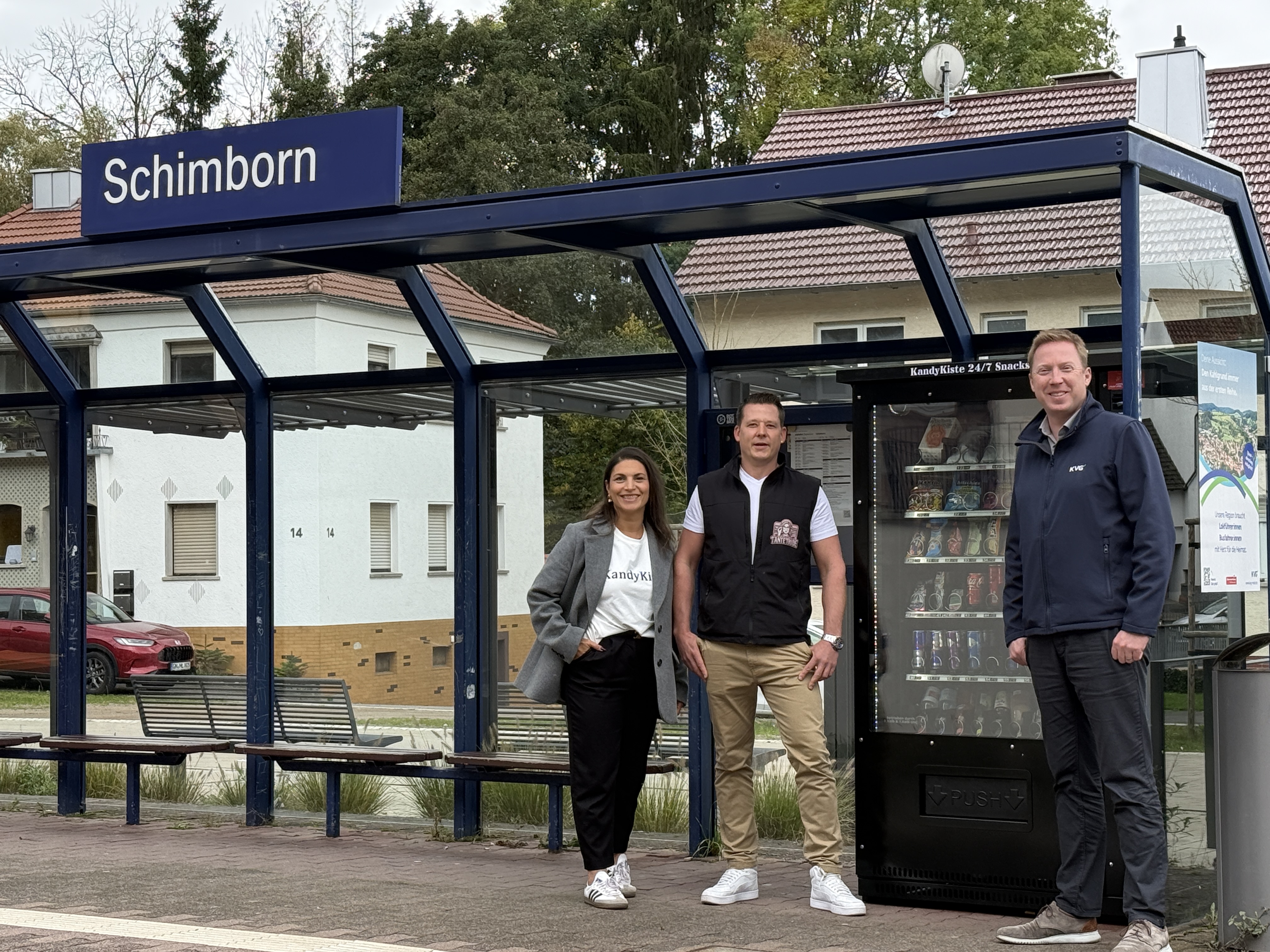 Daniela Kolb, Tobias Kolb und Marc Bichtemann mit Automaten von Kandy Kiste am Bahnhof Schimborn