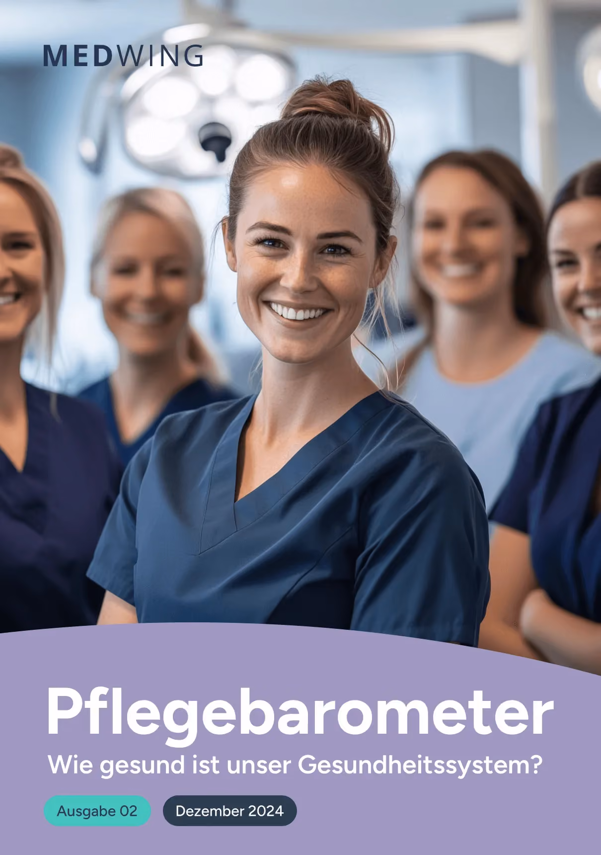 Lächelnde Pflegekräfte in blauen Uniformen in einer Krankenhausumgebung.