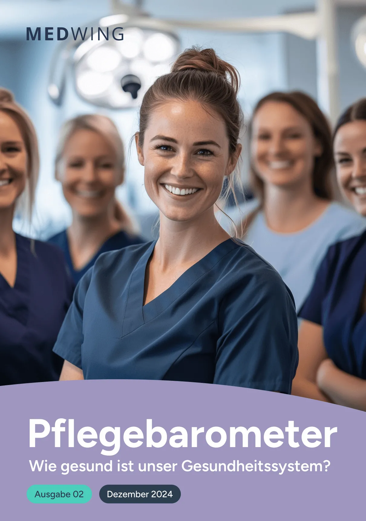 Lächelnde Pflegekräfte in blauen Uniformen in einer Krankenhausumgebung.