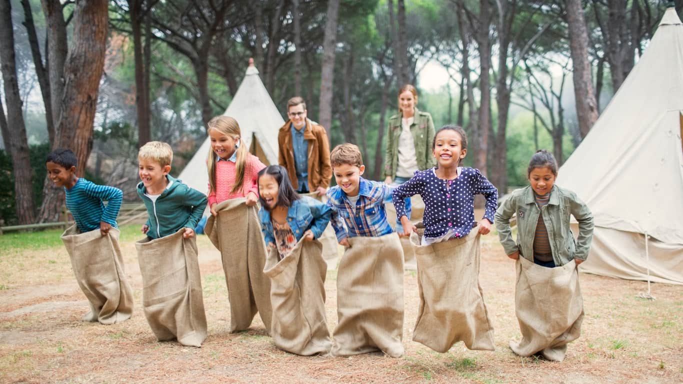 Kinder beim Sackhüpfen im Ferienlager