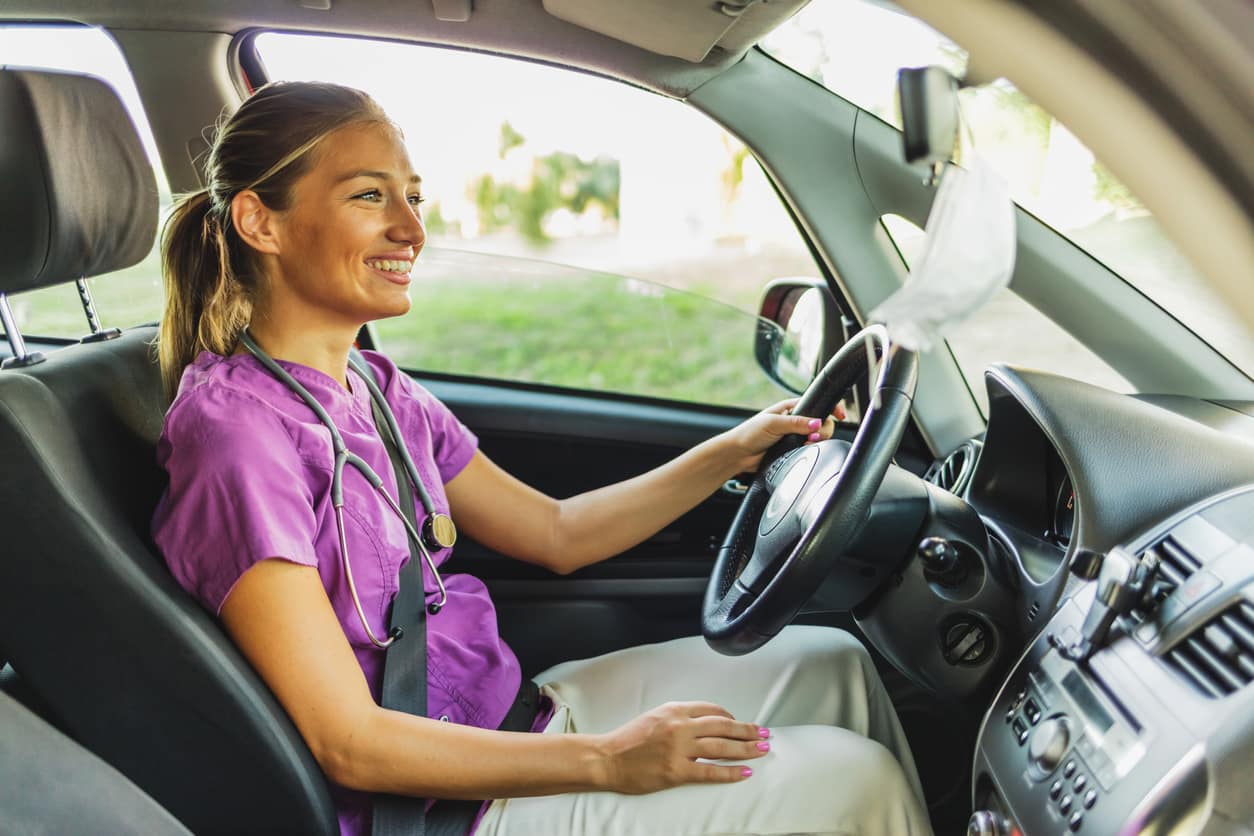Travel Nurse im Auto