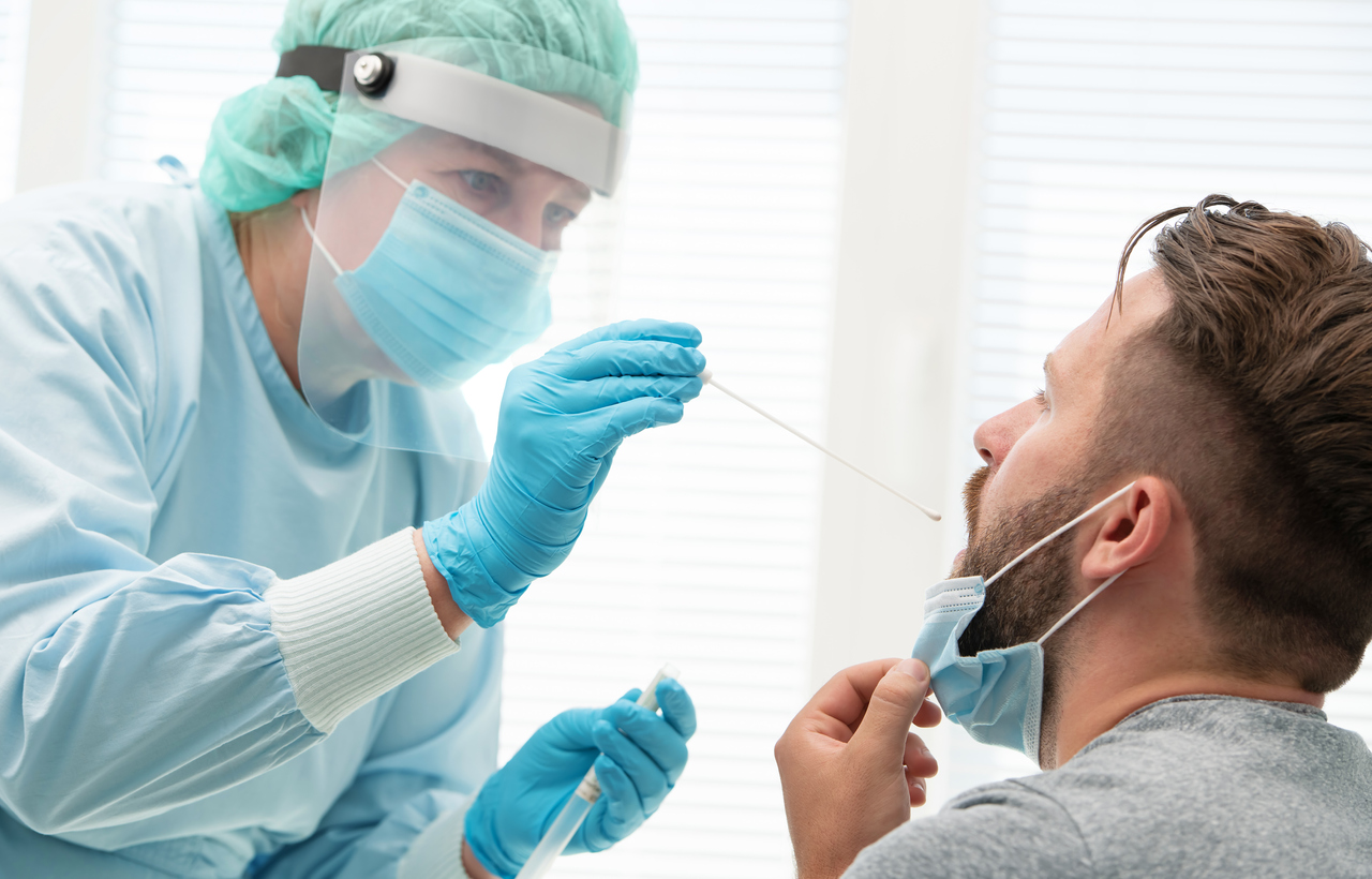 Pflegekraft testet Patient auf mögliche Coronavirus-Infektion