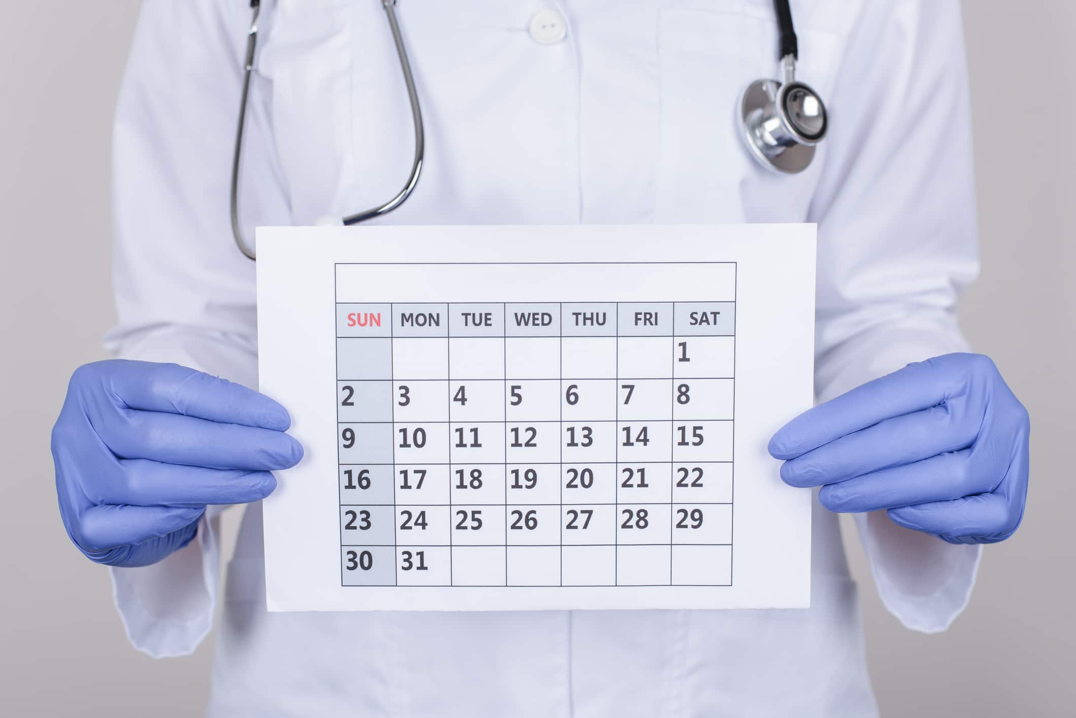 Dienstplan in den händen einer krankenschwester