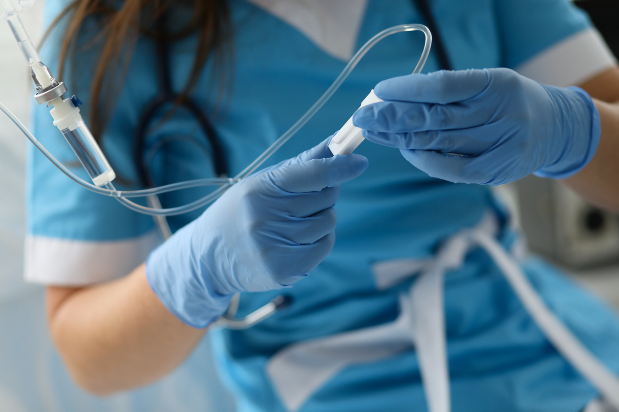 Pflegekraft mit Schutzhandschuhen