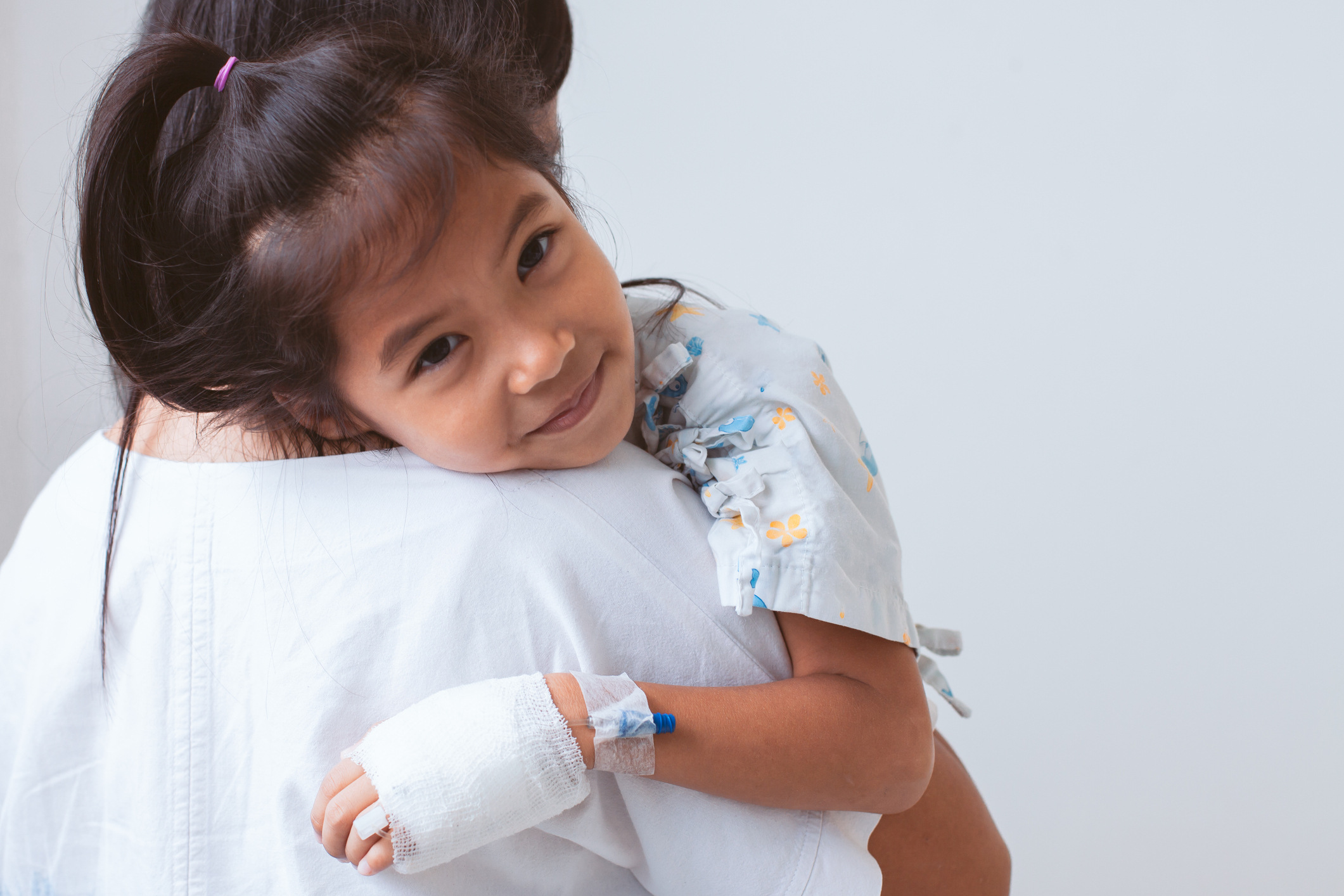 Kind auf dem Arm einer Krankenschwester. Fotocredit: istock