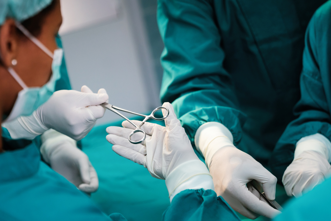 Eine Operationstechnische Assistentin im OP