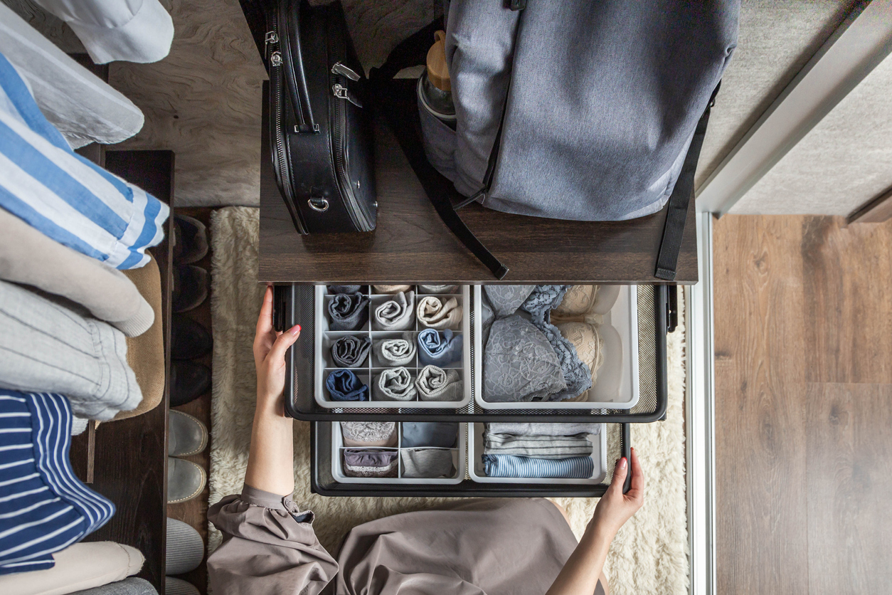 ein aufgeräumter kleiderschrank, der glücklich macht