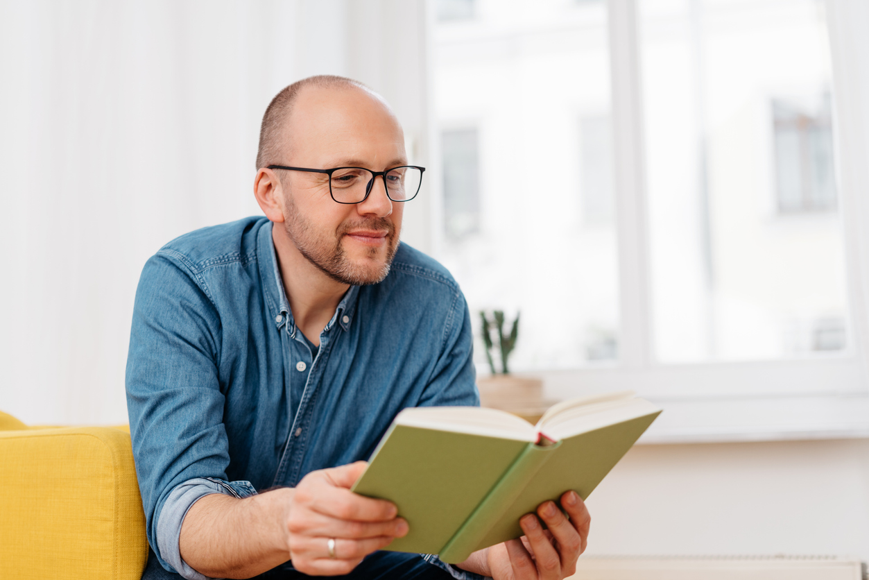 Mann liest ein Buch