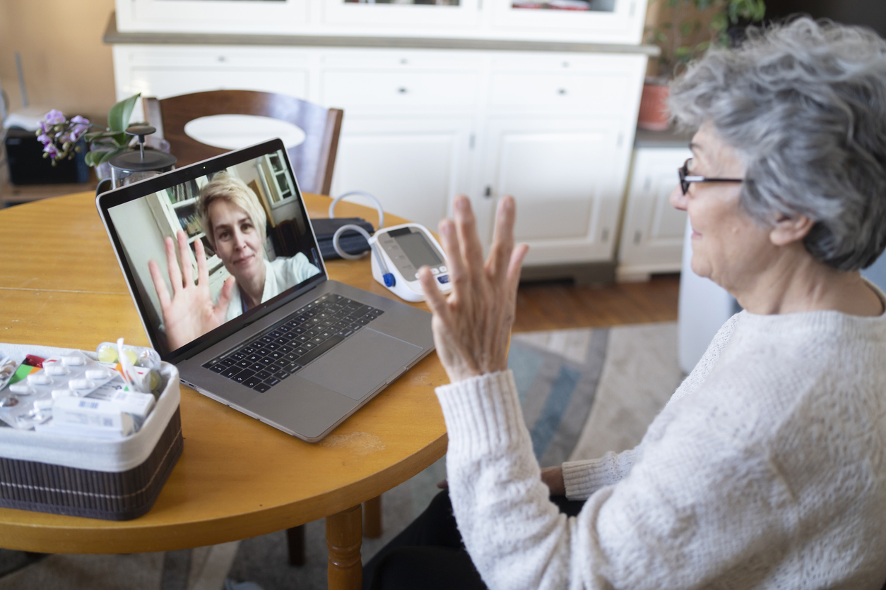 Seniorin nutzt Telepflege mit Laptop
