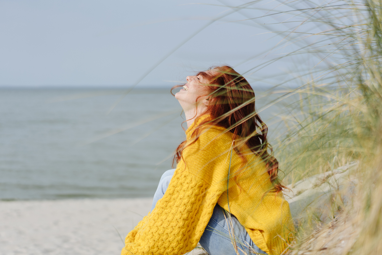 Glückliche junge Frau am Strand