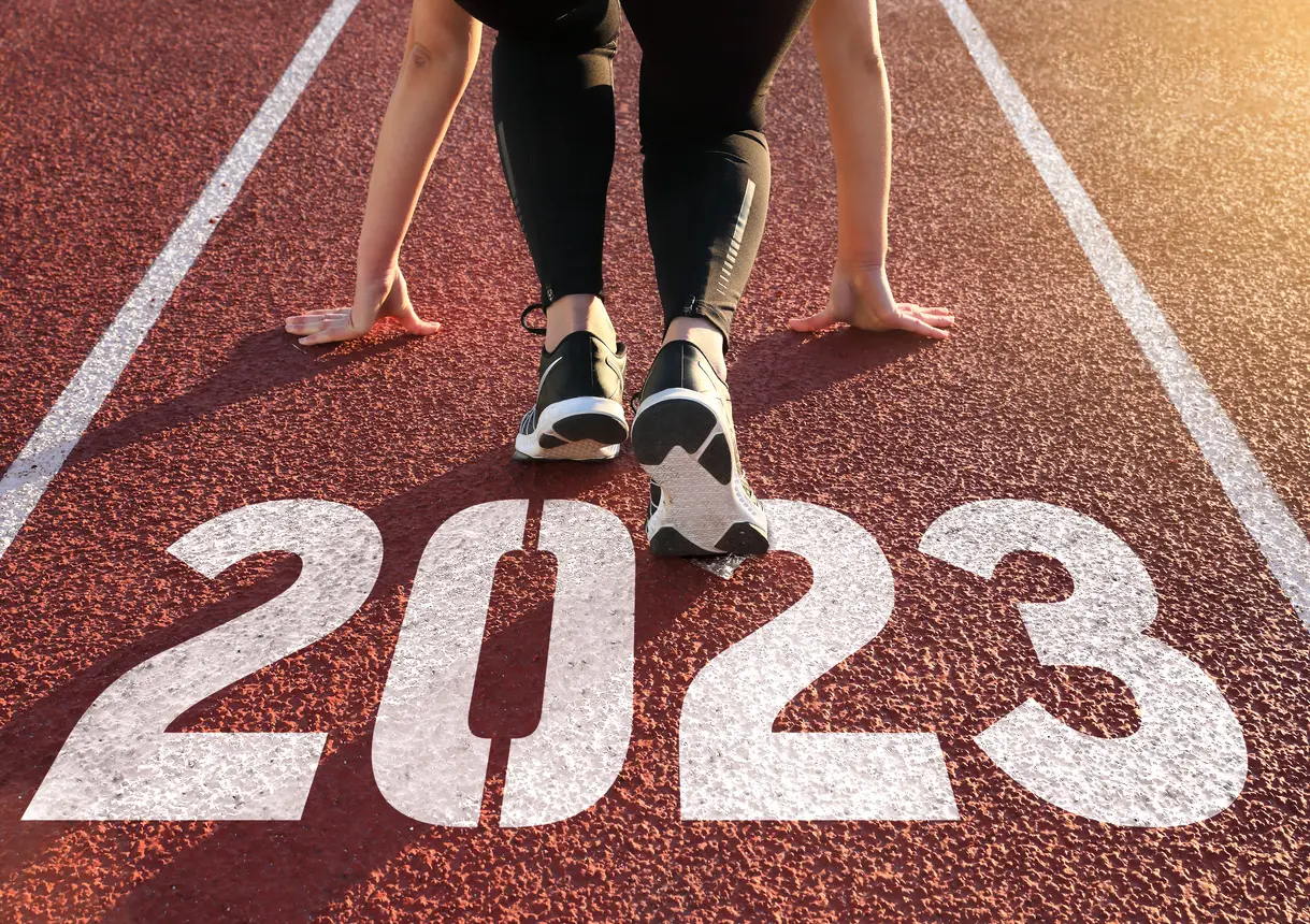 Leichtathletikbahn graviert mit dem Jahr 2023