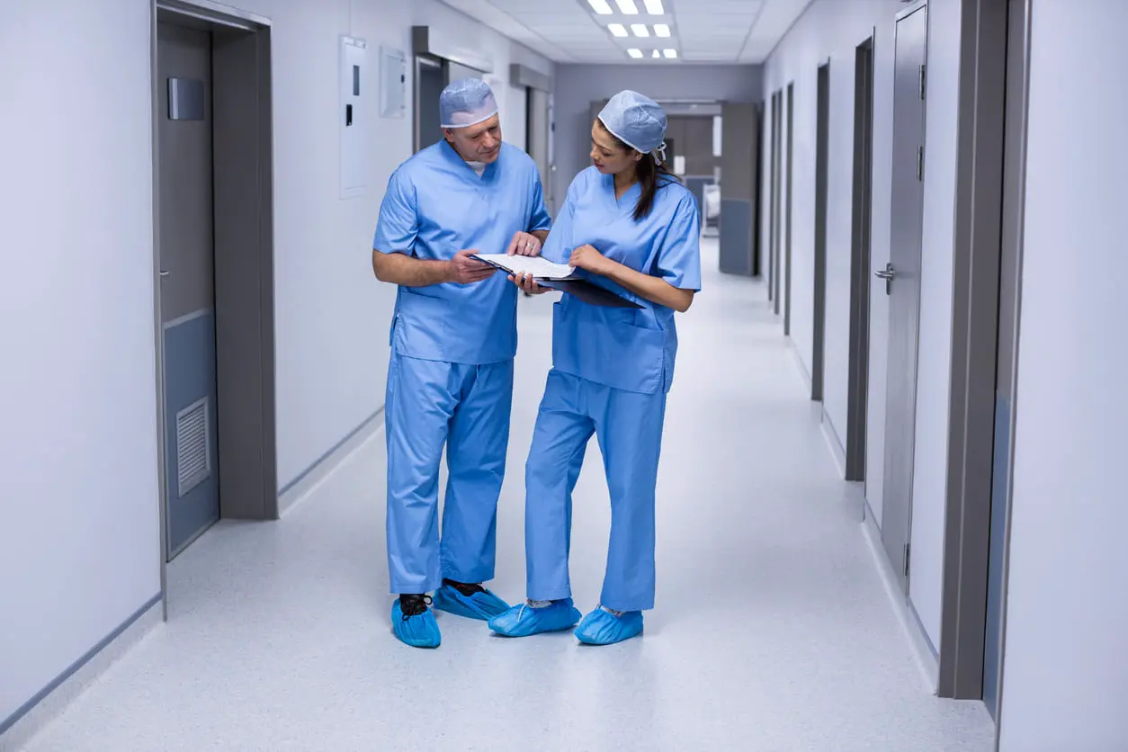 Chirurgen diskutieren über medizinische Berichte