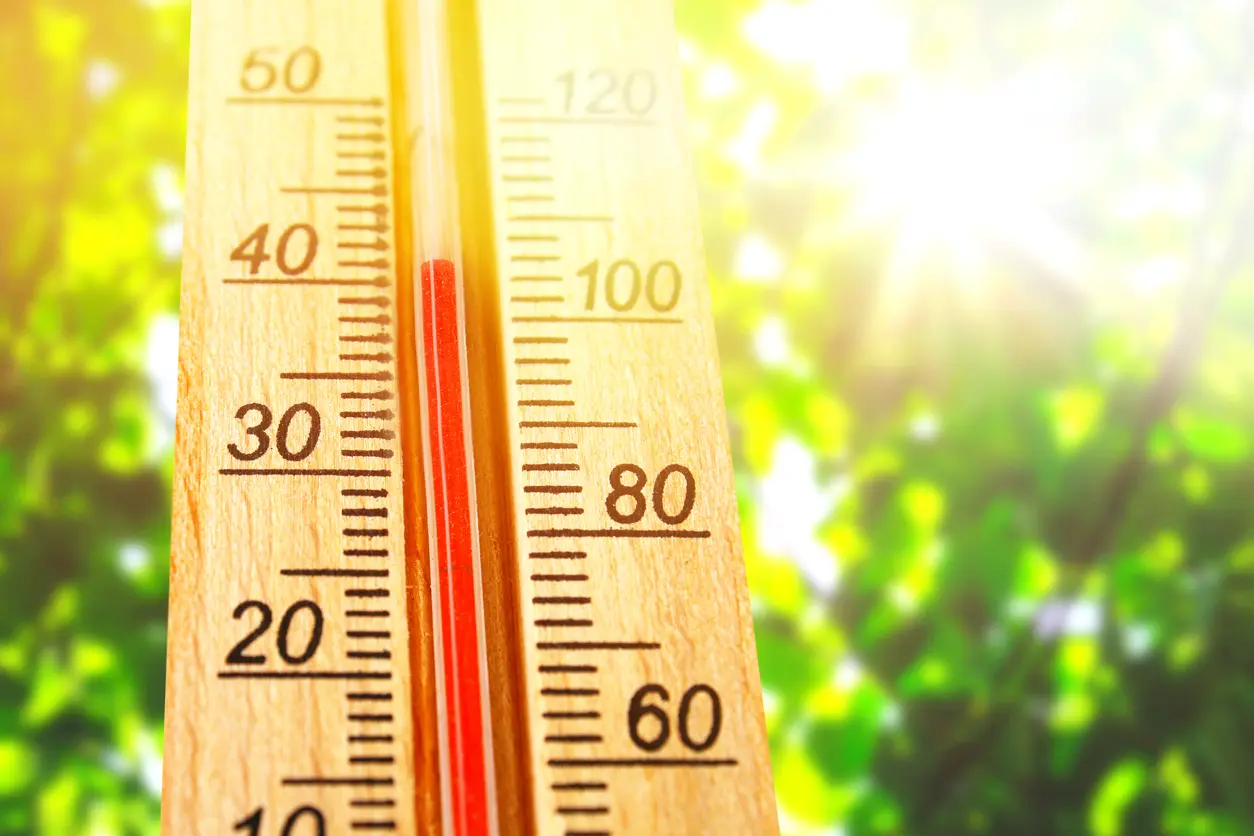 Thermometer anzeigen 40 hohe Temperaturen in der Sonne Sommertag